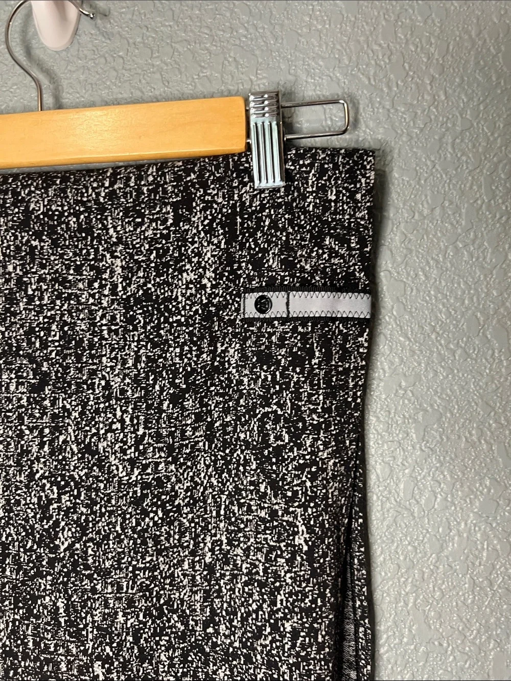 Lululemon Vinyasa Black White Infinity Scarf Wrap Snaps One Size